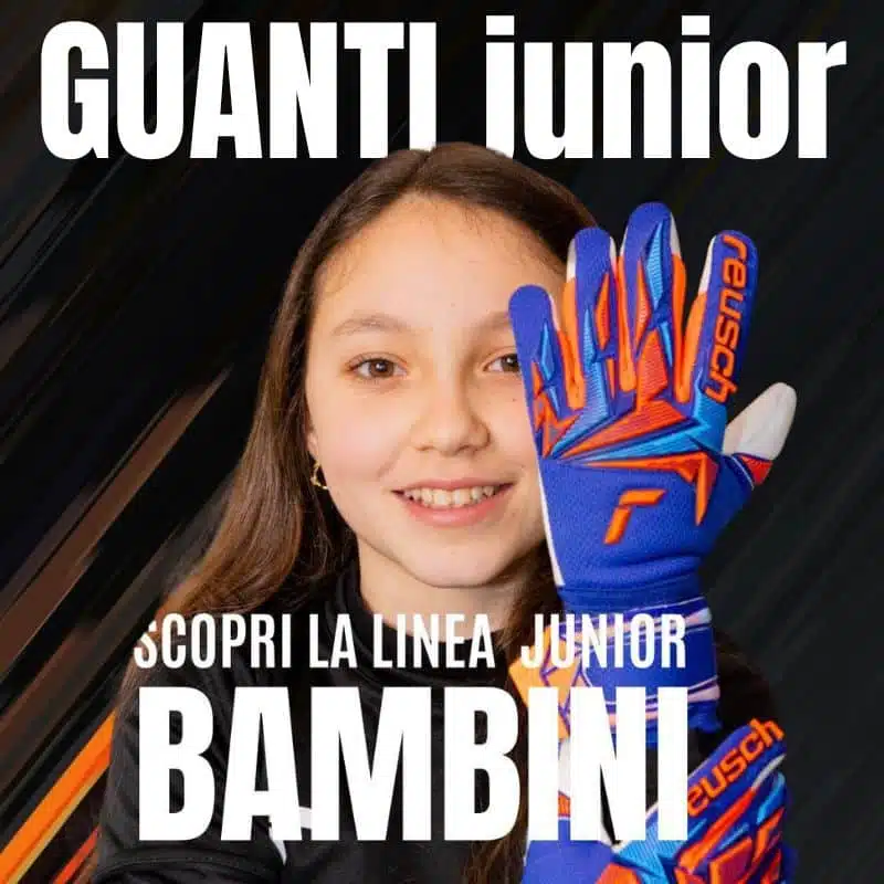 Bambina che mostra in primo piano i guanti